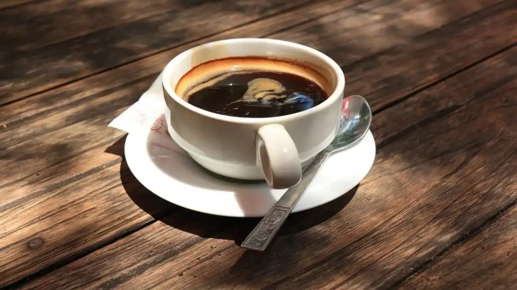 Mengapa Banyak Pria Memilih Americano? Ini Alasan di Balik Popularitas Kopi Hitam Tanpa Gula