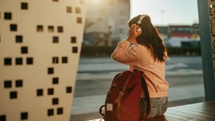 Sering Maksimalkan Volume Earphone? Waspada Risiko Kerusakan Pendengaran!