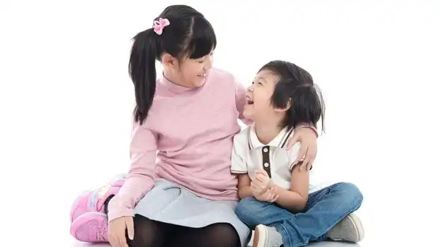 7 Cara Mengajari Anak Berbagi Tanpa Memaksanya