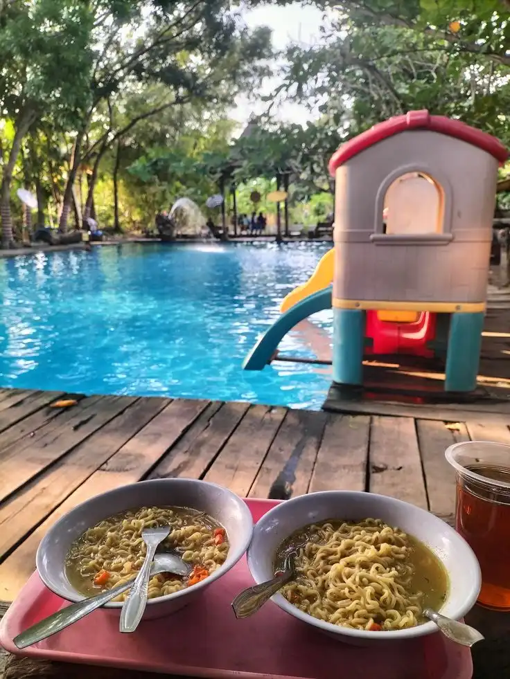 Mengapa Habis Berenang atau Main Air Kita Jadi Mudah Lapar?