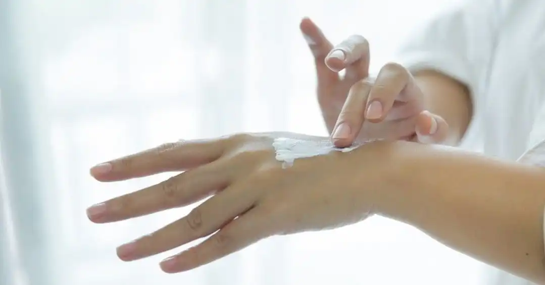 6 Cara Mengatasi Kulit Kering dan Kusam agar Wajah Kembali Sehat dan Glowing