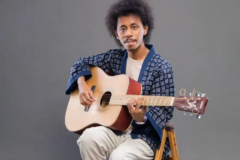 Lirik Lagu Bersenja Gurau – Raim Laode, Penuh Makna Harapan dan Keteguhan