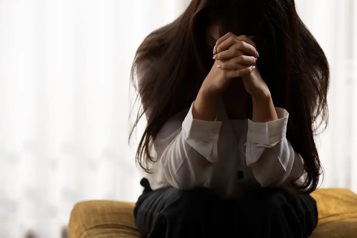 Pura-Pura Kuat: Kebiasaan Berbohong pada Diri Sendiri yang Diam-Diam Jadi Budaya Modern