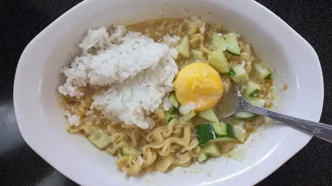 Sering Makan Mi Instan Pakai Nasi? Ini Dampaknya bagi Tubuh