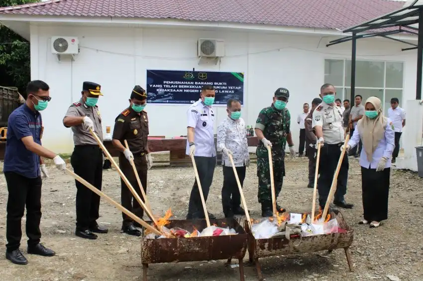 Kejari Padang Lawas Musnahkan Barang Bukti 100 Perkara, Kasus Narkotika Paling Dominan