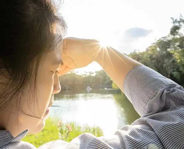 Mitos atau Fakta: Menatap Matahari Bisa Menyembuhkan Katarak?