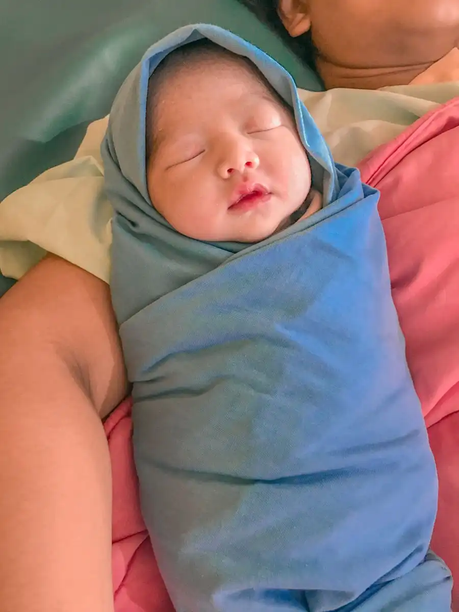 Bedong Bayi: Tradisi vs Fakta Medis yang Ibu Wajib Tahu