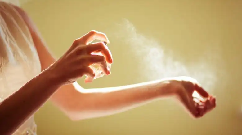 Menggunakan Parfum di Kulit dan Pakaian Bisa Menghasilkan Aroma Berbeda