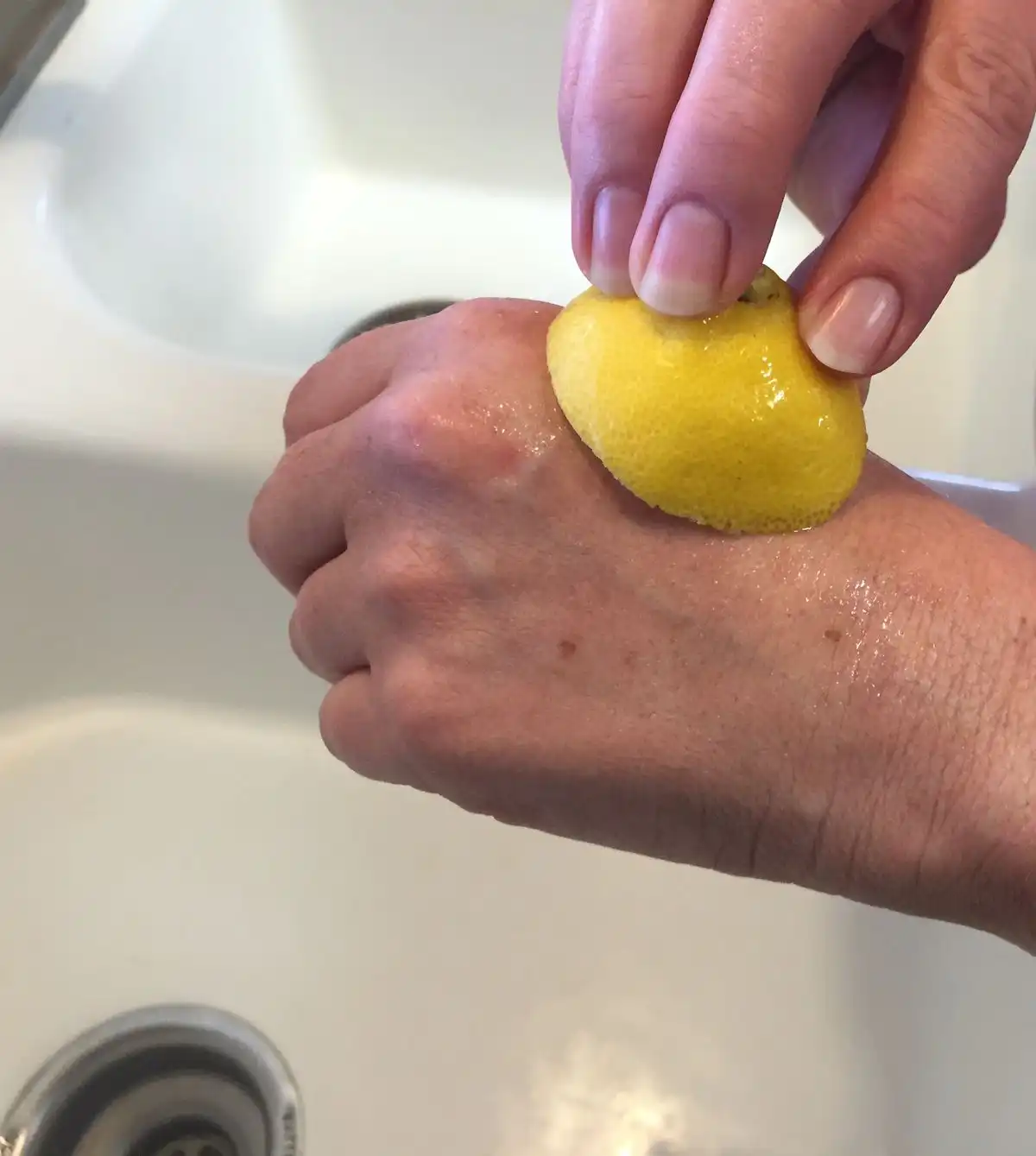 Mitos atau Fakta: Air Lemon Bisa Memutihkan Kulit? Ini Penjelasan Medisnya