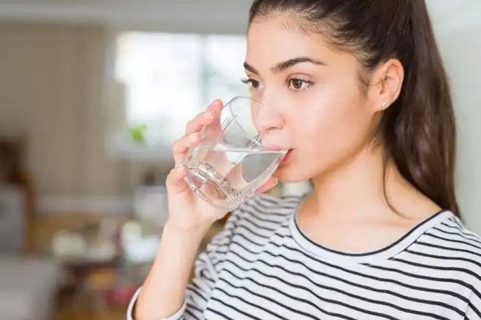 Benarkah Minum Air Putih Bisa Membuat Kulit Lebih Glowing?
