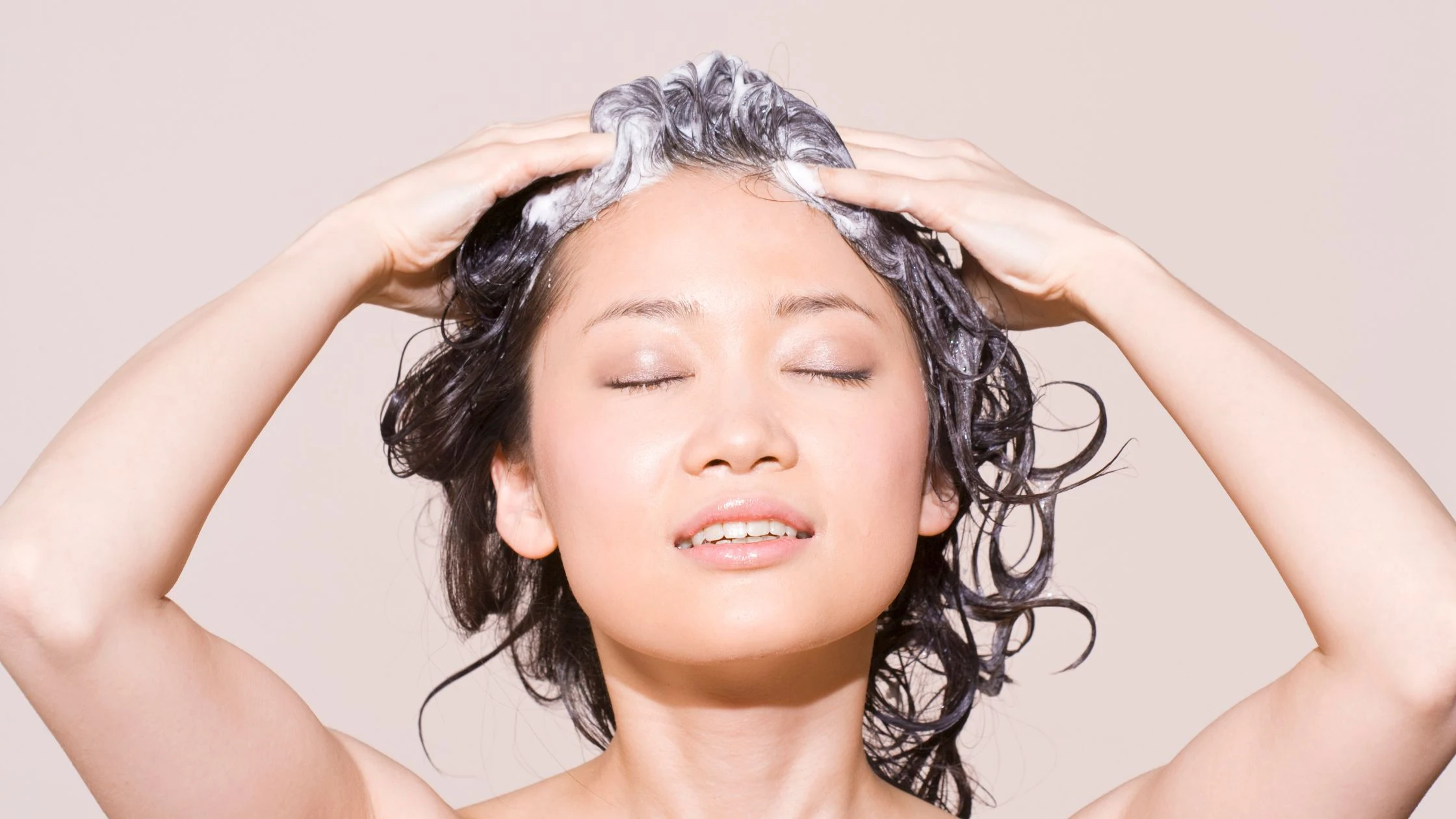 6 Kesalahan Keramas yang Merusak Kesehatan Rambut dan Kulit Kepala