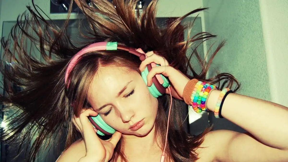 Playlist Mei: Dari Galau Brutal Sampai Mood Booster yang Bikin Kecanduan