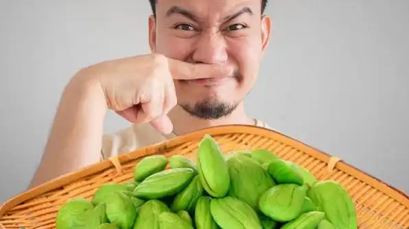 Mengapa Urine Bisa Berbau Berbeda Setelah Makan Pete?
