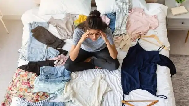 Misteri "Gunung Baju" di Kamar: Apa Kata Psikologi tentang Kebiasaan Menumpuk Pakaian di Kursi?
