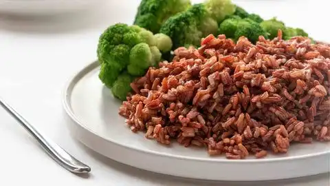 Kenapa Nasi Merah Terasa Lebih Kenyal? Ternyata Ada Alasannya