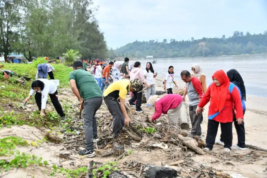 Pemkab Tapteng Gelar Aksi Bersih Pantai Indah Pandan, Dukung Gerakan Indonesia ASRI