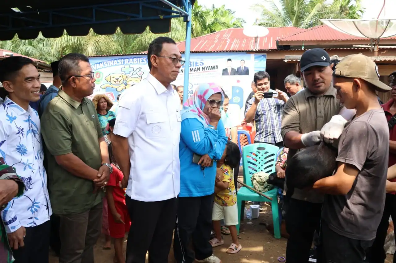 Bupati Tapsel Buka Vaksinasi Rabies Massal, Targetkan Tapsel Bebas Rabies 2029