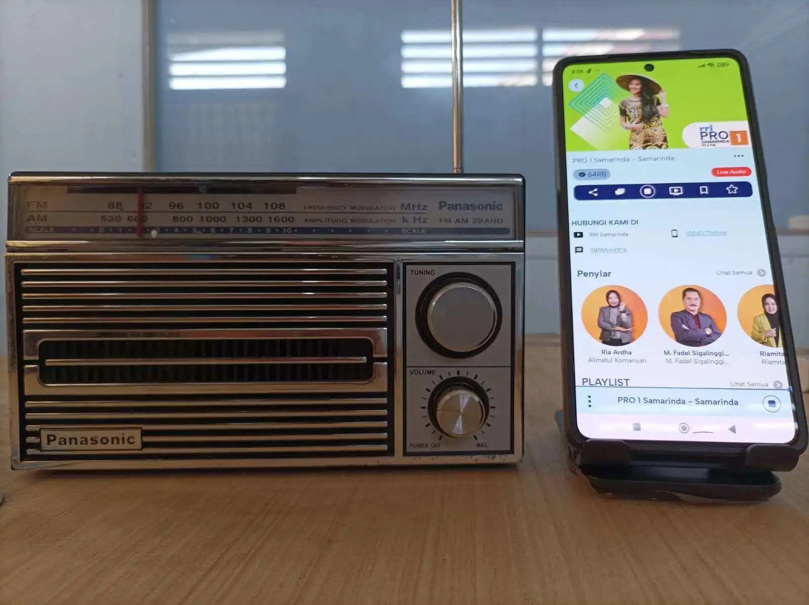 Mengapa radio streaming sering terlambat daripada radio fisik padahal kan sama-sama radio?