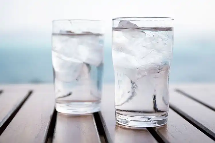 Mitos atau Fakta: Minum Air Dingin Setelah Makan Pedas Berbahaya?