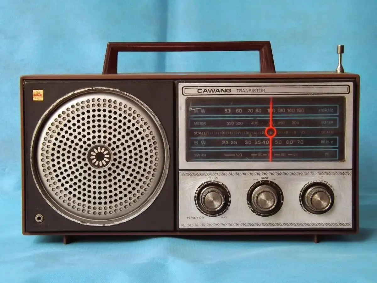 Di Tengah Gempuran Media Digital, Mengapa Radio Tetap Hidup dan Tak Pernah Benar-benar Mati?