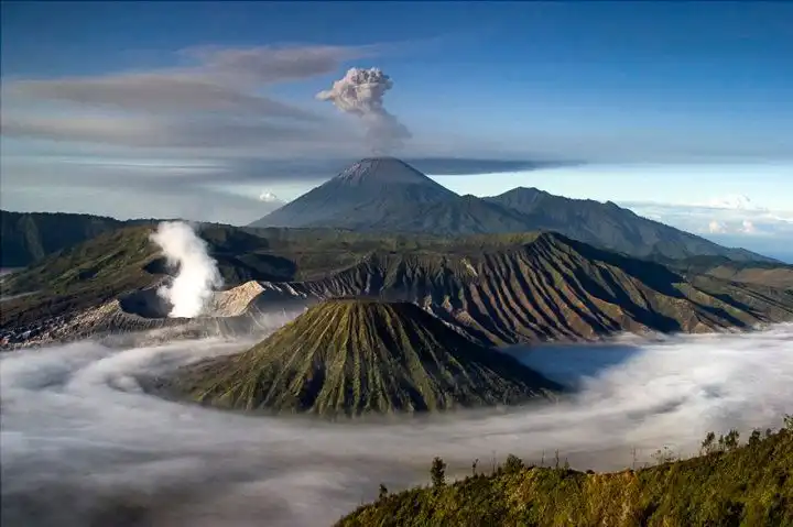 Menguji Dingin dan Menikmati Fajar di Gunung Bromo