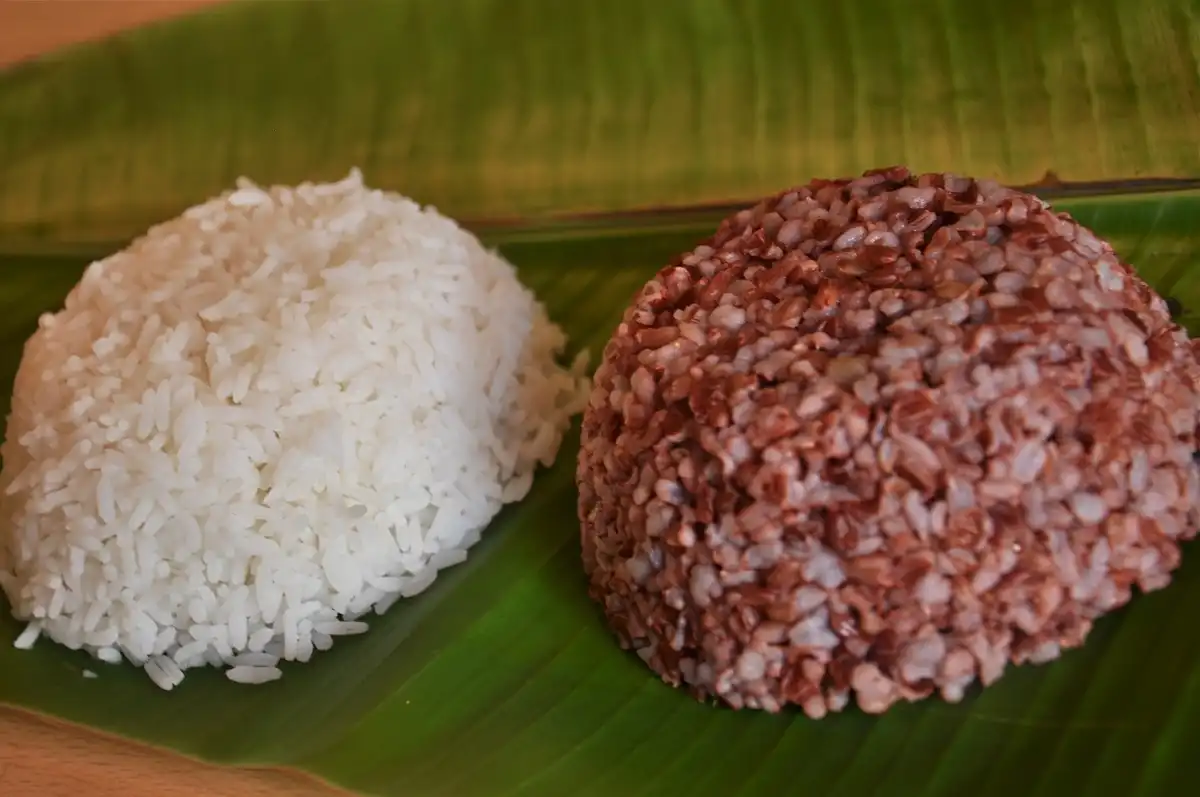 Nasi Putih dan Nasi Merah, Apa Perbedaan Kandungan Karbohidratnya?