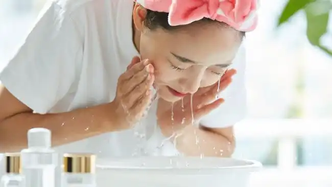Berapa Kali Sebaiknya Cuci Muka dalam Sehari? Ini Waktu yang Ideal