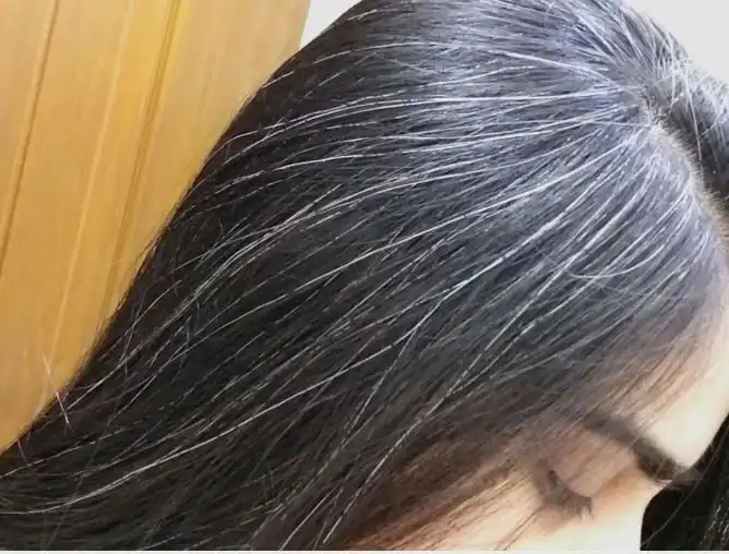 Krisis Cermin di Usia 40: Ketika Rambut Mulai Berubah dan Punya "Kehendak Sendiri"