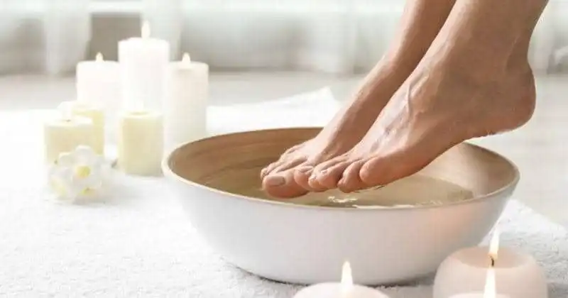 Ritual Receh Berfaedah: Manfaat Merendam Kaki dengan Air Garam untuk Tubuh dan Pikiran Lelah