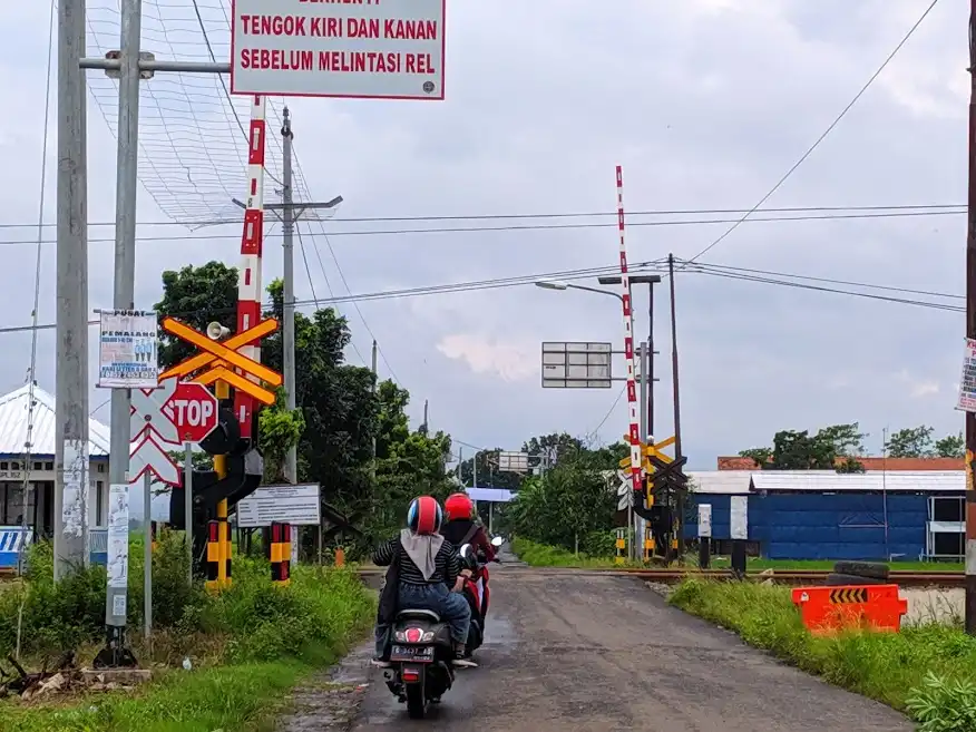 Dilema Nong-Ning-Nong: Kenapa Sih Kita Hobi Banget Adu Nyali di Perlintasan Kereta?