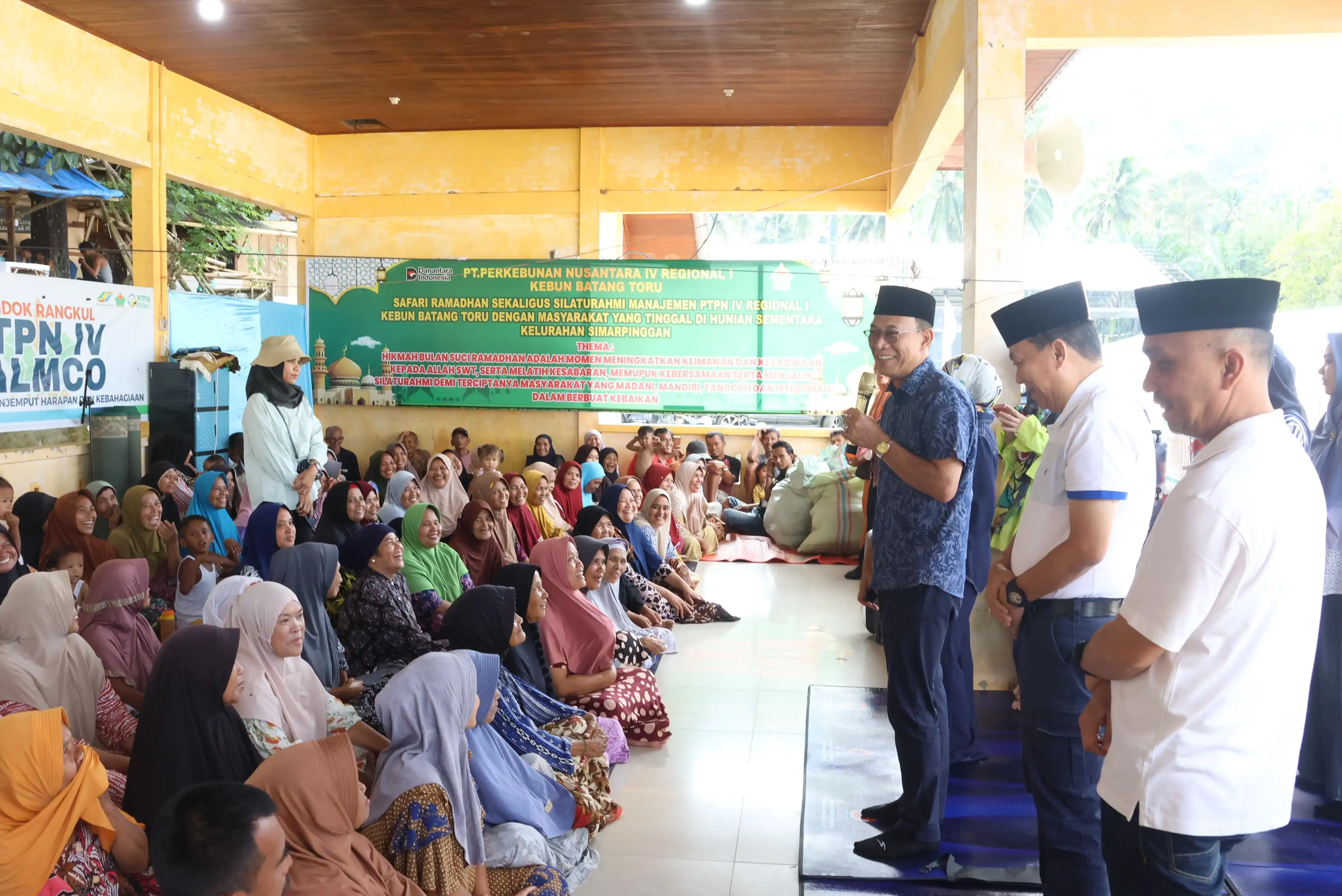 Bupati Tapsel Salurkan Zakat dan Bantuan Ketua MPR RI untuk Warga Huntara Simarpinggan