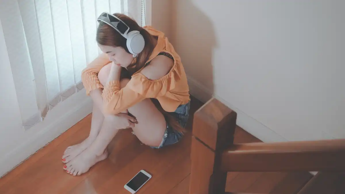 Mengapa Kita Mendengarkan Lagu Sedih Saat Hati Sedang Rapuh? Ini Penjelasan Psikologi di Baliknya