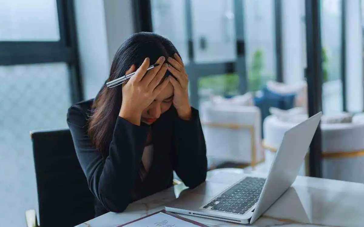 5 Kebiasaan Sehari-hari yang Bisa Memicu Pusing Mendadak, Jangan Dianggap Sepele