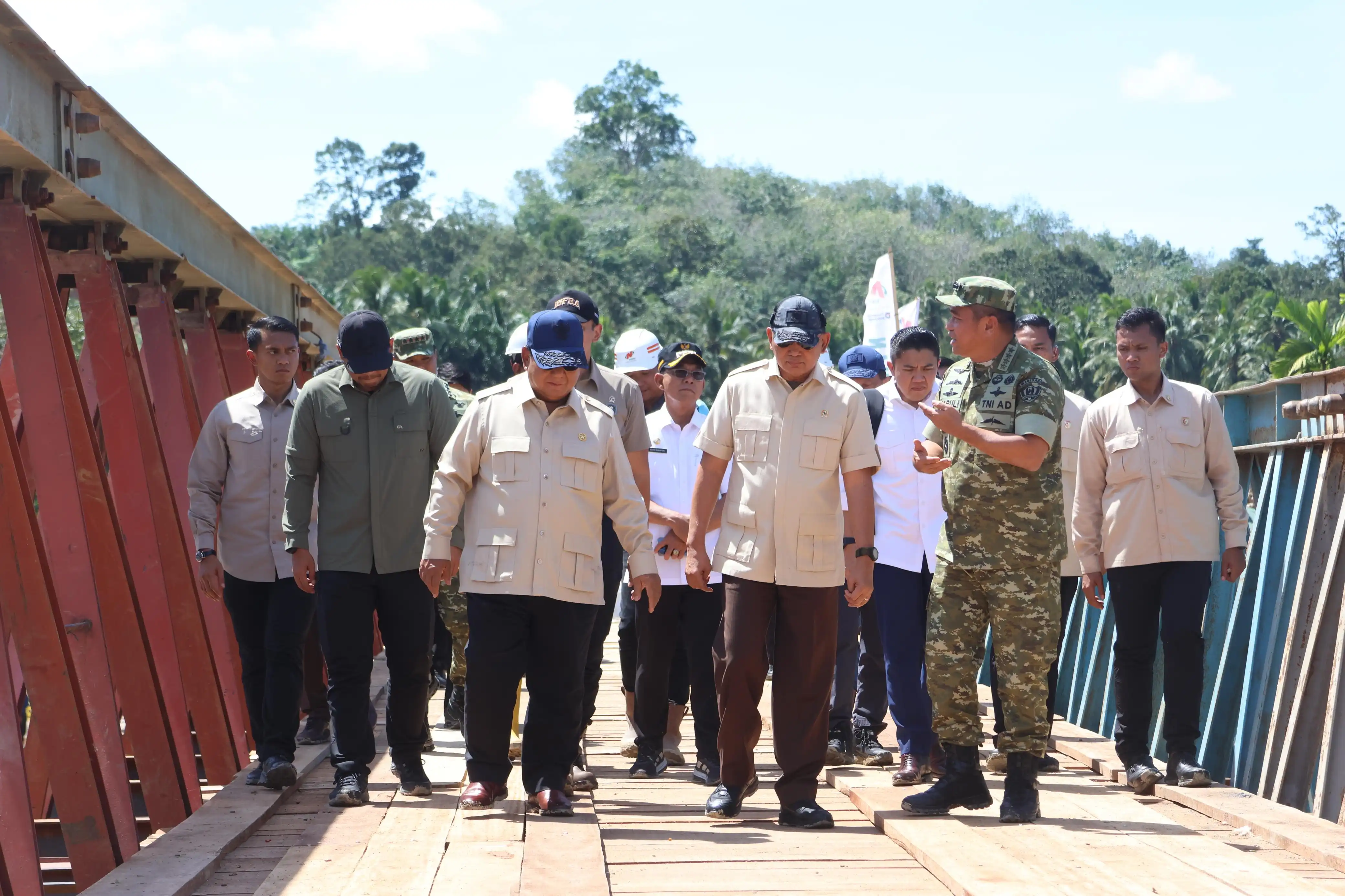 Presiden Prabowo Tinjau Jembatan Bailey Sungai Garoga, Pastikan Akses Warga Tapsel Segera Pulih