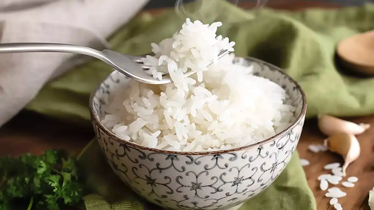 Apa yang Terjadi Jika Nasi Panas Dibiarkan Terbuka Terlalu Lama?
