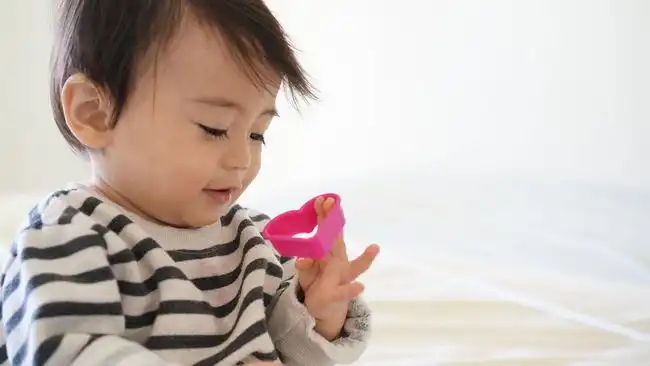 Bayi Suka Memasukkan Benda ke Mulut? Ini Cara Menjaganya Tetap Aman