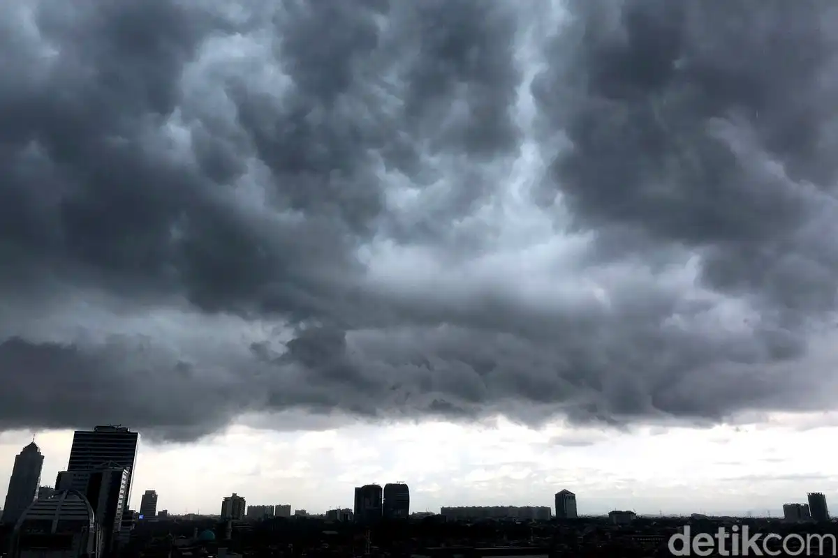 Kenapa Langit Terlihat Hitam Saat Mau Hujan? Ini Penjelasan Ilmiahnya
