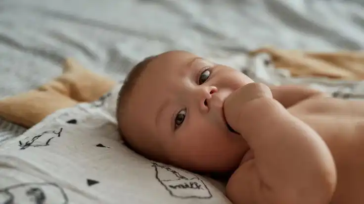 Bayi Sering Memasukkan Tangan ke Mulut, Ini Alasan yang Perlu Diketahui