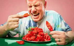 Kenapa Perut Melilit Usai Makan Pedas? Simak Cara Atasinya