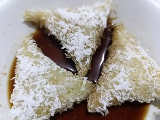 Mengenal Kue Lupis, Jajanan Beras Ketan yang Lezat Disajikan dengan Kelapa