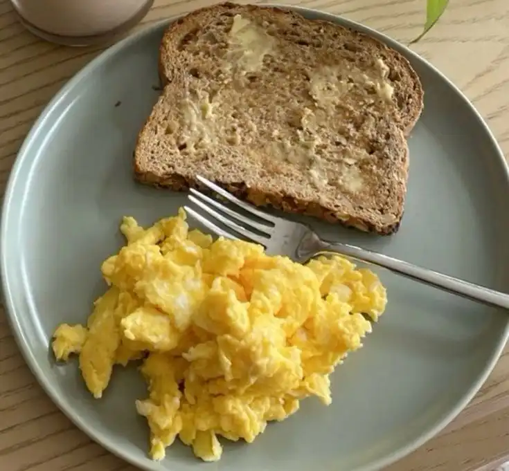 Roti Gandum dengan Telur sebagai Pilihan Camilan Penambah Energi