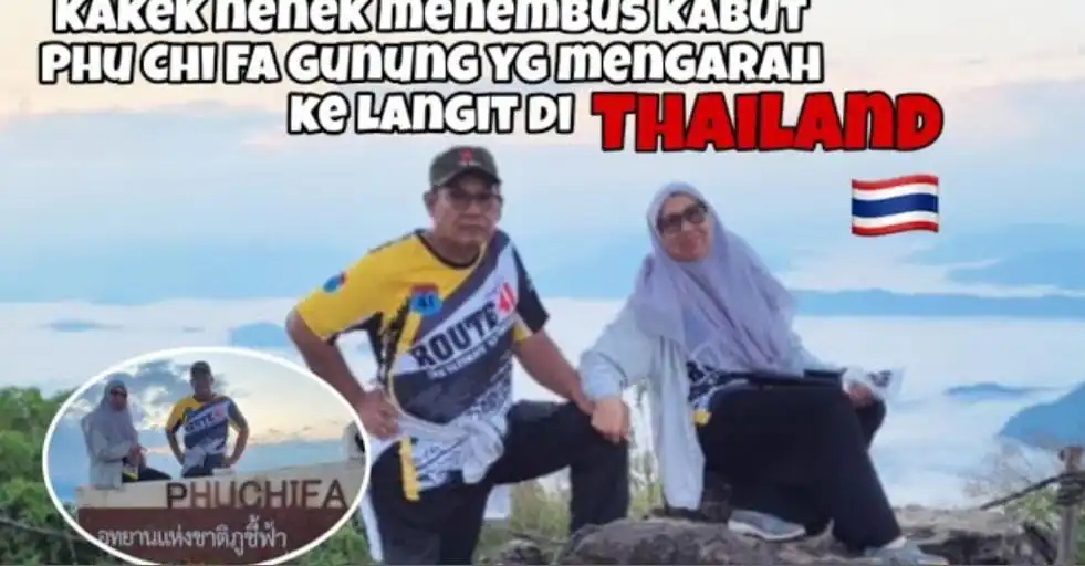 kakek nenek menembus kabut Phu Chi Fa gunung yg mengarah ke langit di Thailand