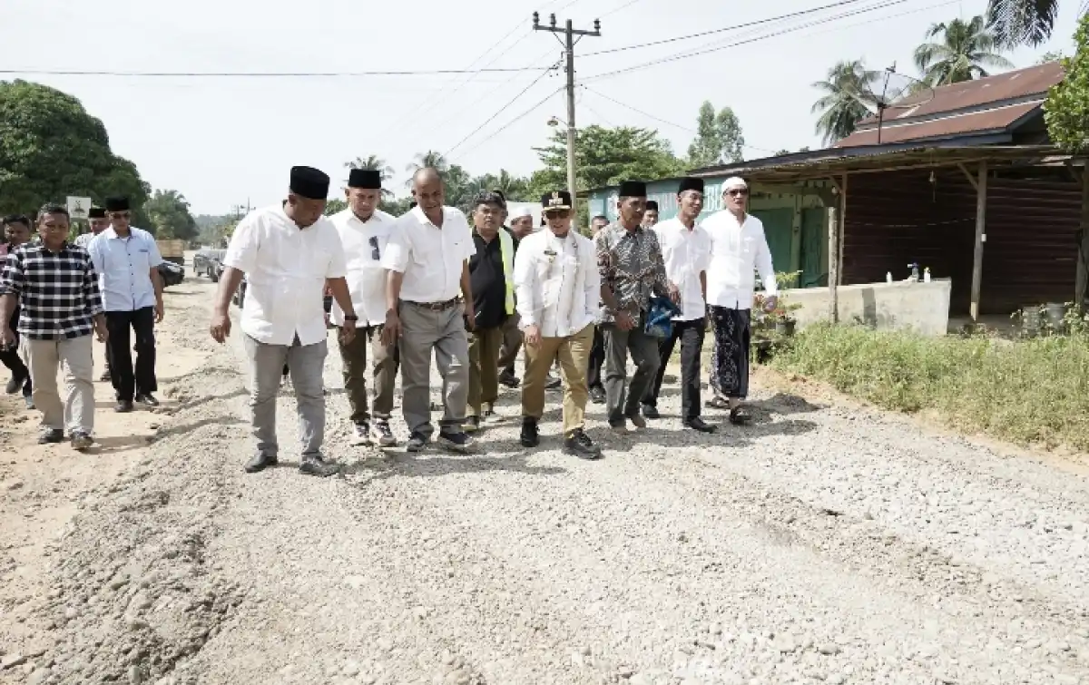 Bupati Palas Tinjau Proyek Hotmix Berbiaya Rp4,8 Milyar di Ujung Batu I