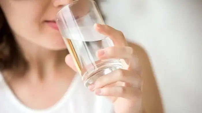 Minum Air Putih yang Cukup Bisa Mendukung Program Diet
