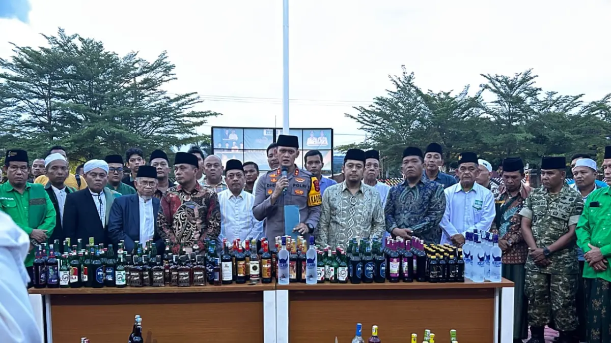 800 Botol Miras Ilegal Dimusnahkan di Paluta, Reski Basyah: Tidak Ada Tempat untuk Peredarannya!