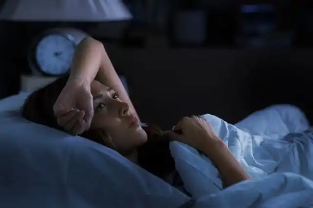 Kenapa Pikiran Terus Memutar Percakapan Lama Sebelum Tidur?