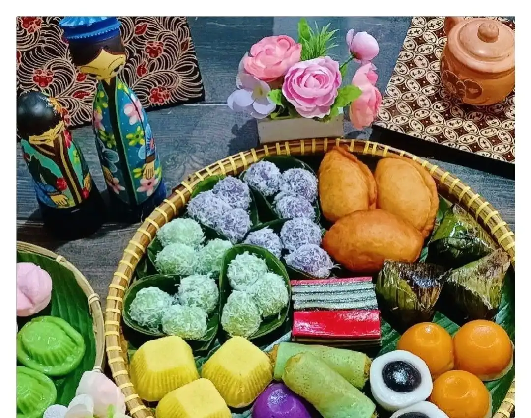 Jajanan Pasar yang Tetap Bertahan di Tengah Makanan Modern