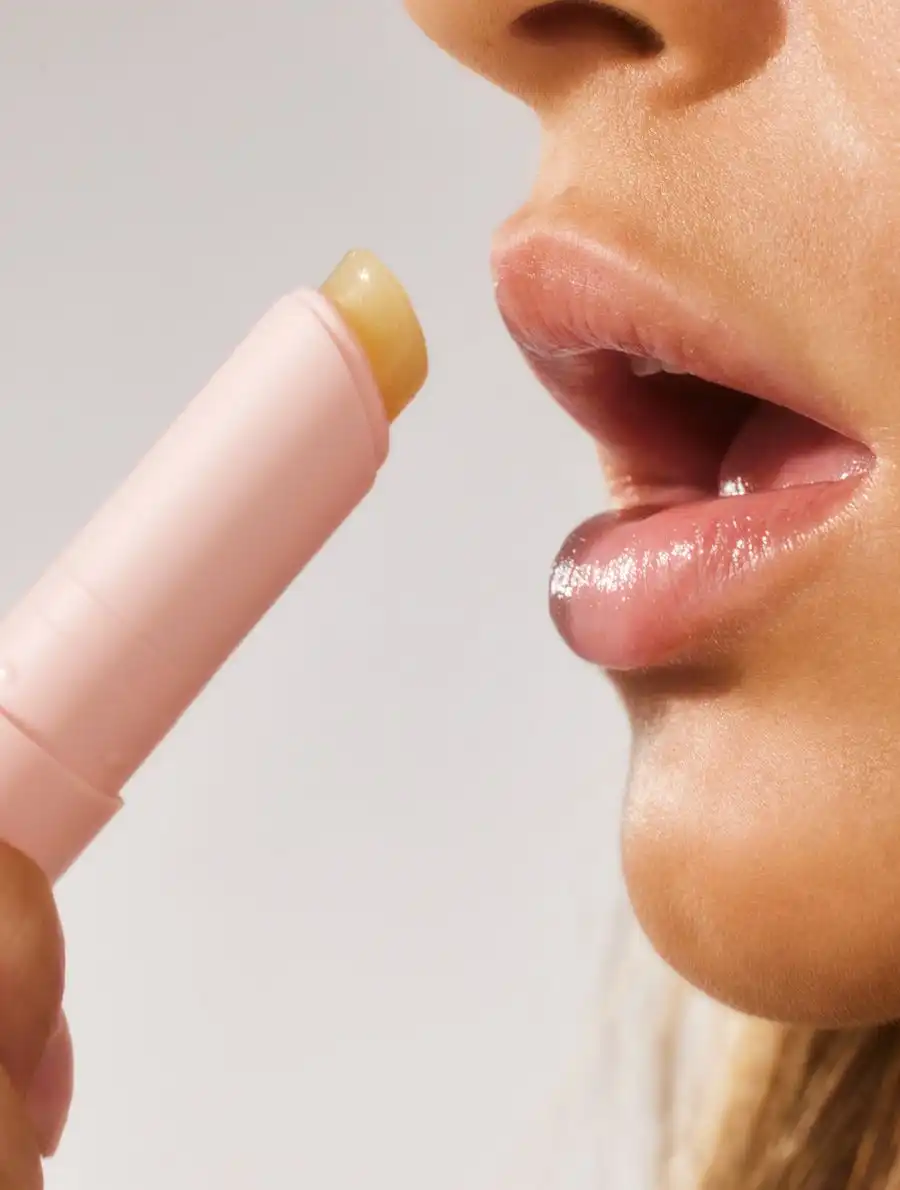 Manfaat Menggunakan Lip Balm Sebelum Tidur