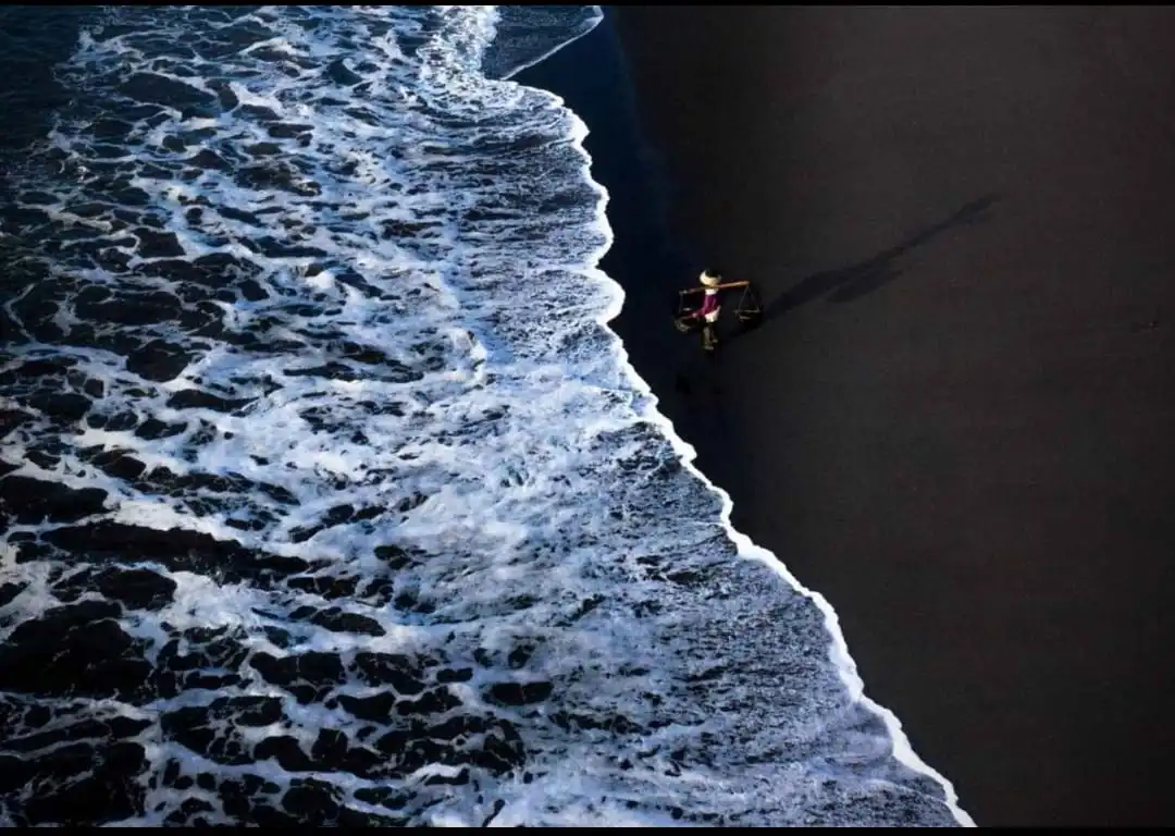Pantai dengan Pasir Hitam di Dunia: Mengapa Bisa Terjadi?