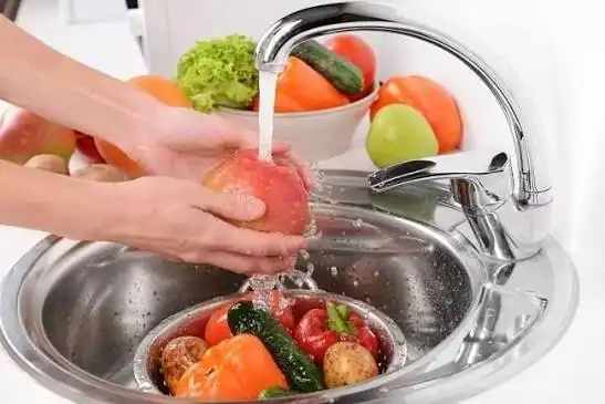 Mencuci Buah dengan Air Bersih, Apakah Sudah Cukup untuk Menghilangkan Kuman?
